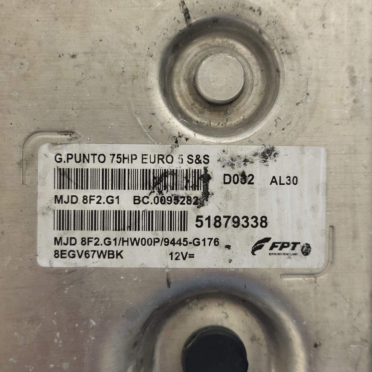 FIAT GRANDE PUNTO 1.3 ECU / 51879338 / MJD 8F2.G1 / HW00P / MAGNETI MARELLI