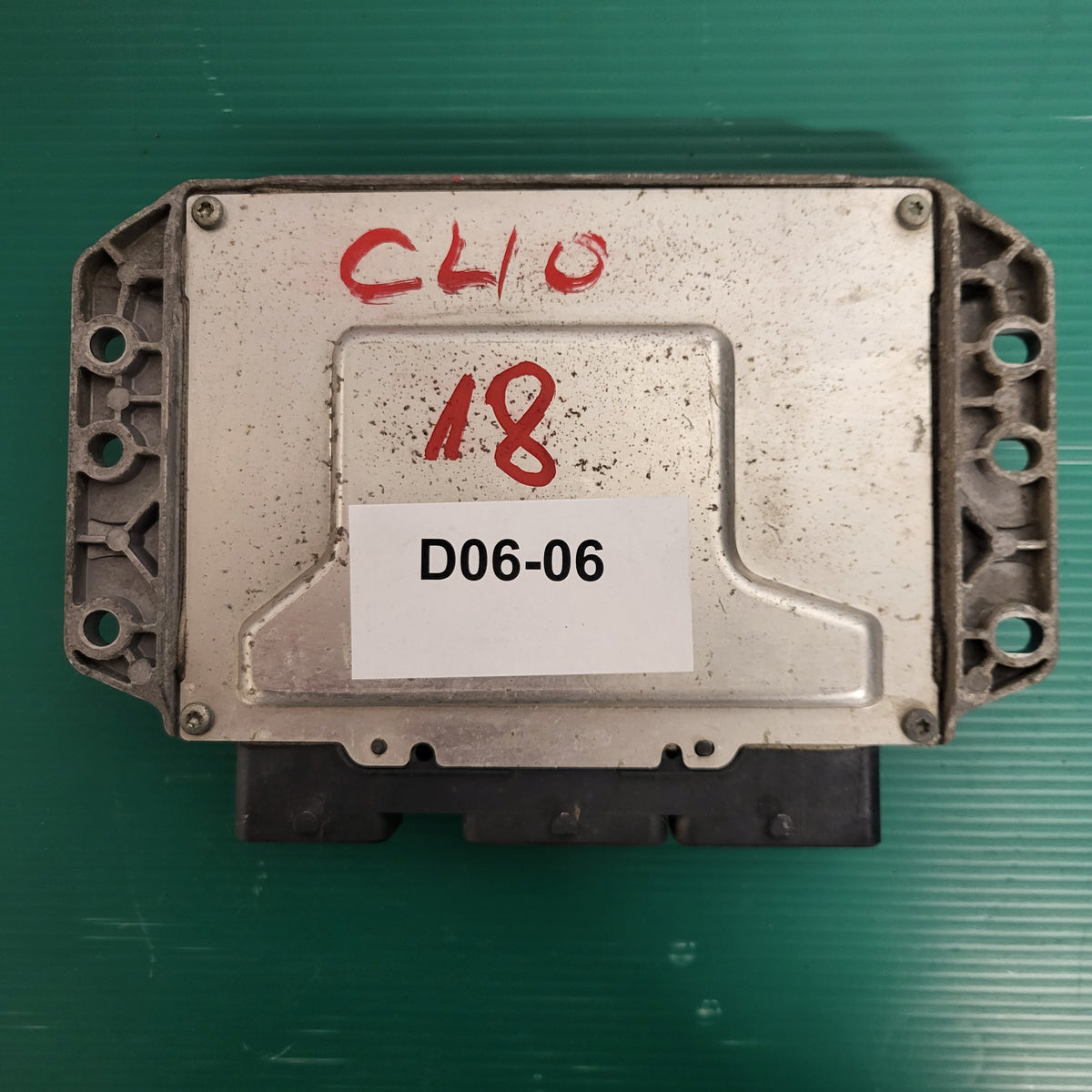 RENAULT CLIO 4 1.2 ECU / V29028919A / 237102885R / 237102071R / V42 - D06-06 - 3