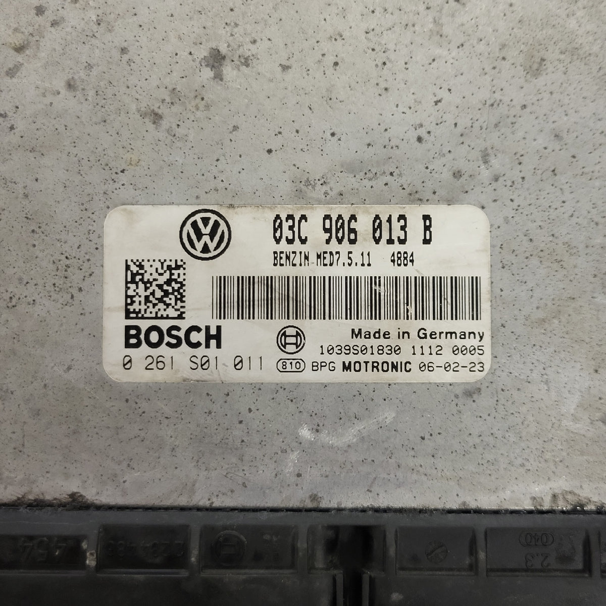 VOLKSWAGEN ECU / 03C906013B / 0261S01011 / 03C906013 / MED7.5.11 / BOSCH - D28-04 - 2
