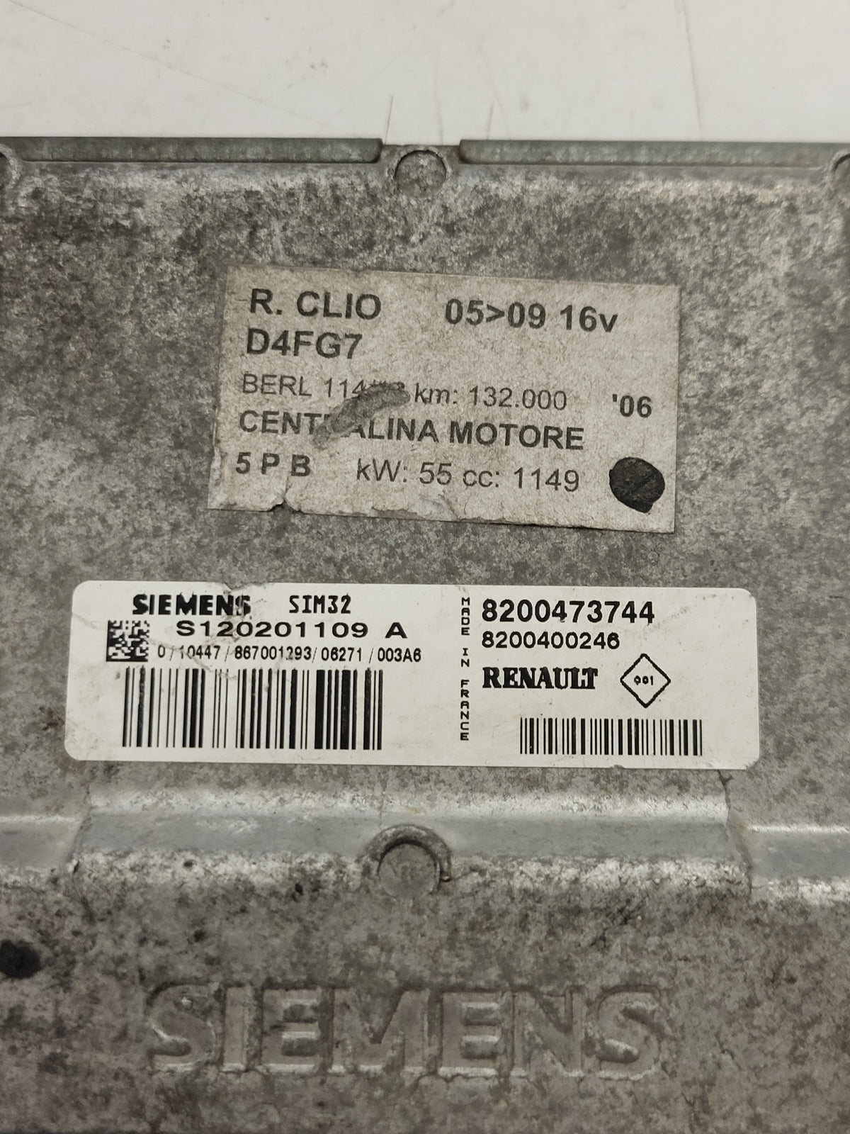 RENAULT ECU / S120201109A / SIM32 / 8200473744 / 8200400246 / SIEMENS - D37-20 - 2