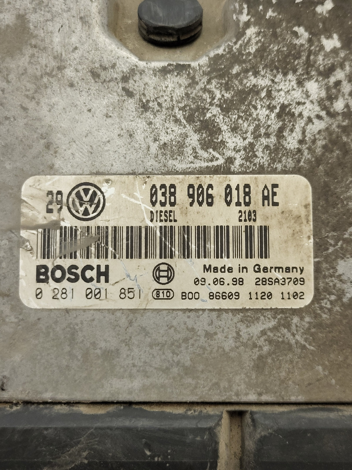 VW GOLF ECU / 038906018AE / 0281001851 / BOSCH - D38-20 - 2