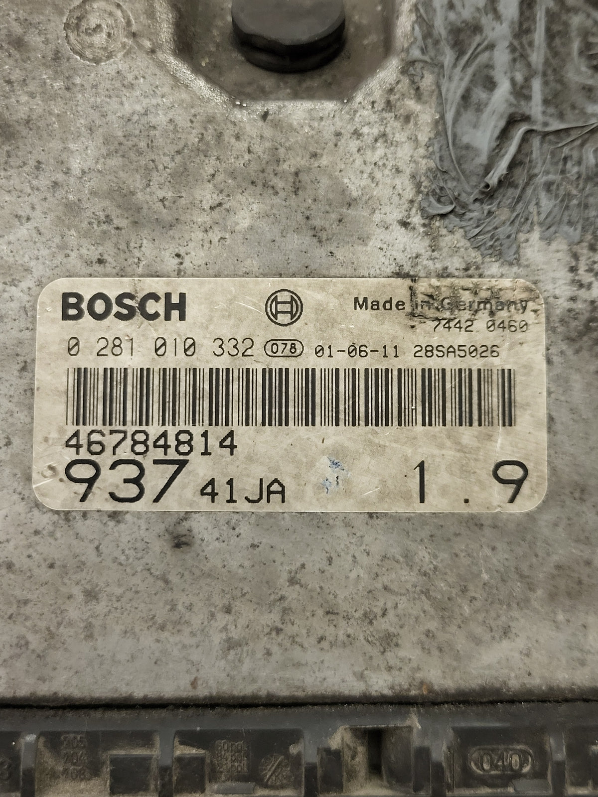 ALFA ROMEO 147 ECU / 0281010332 / 46784814 / BOSCH - D38-24 - 2